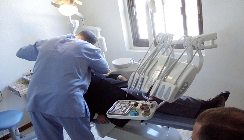 عنـدك ضرســـة.. احملهـــا واسكـــت