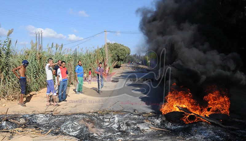 سكان حي بن مهيدي يغلقون الطرقات وينتفضون ضد الحانات والملاهي في سكيكدة