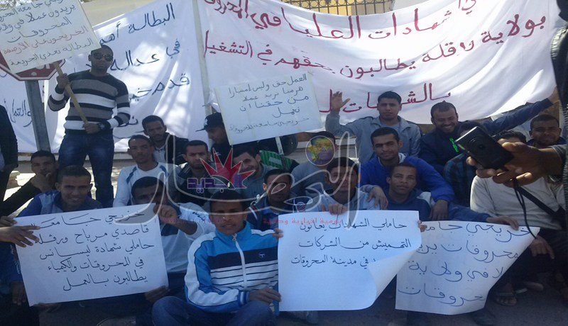 بطالون وخريجو الجامعة يحتجون أمام مقر ولاية ورڤلة