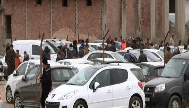 10 جرحى بعد اشتباك بالأسلحة البيضاء بين مسؤولي وزبائن سوق “الوعد الصادق”