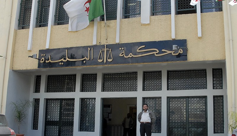 صاحب مؤســسة يـقاضـي مفتشة ضرائب سابقة وابنها بتهمة التزوير في صك قـيمته ملياران بلبليدة