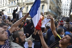 هولاند يطالب الجزائر بمعاقبة من أحرق علم فرنسا