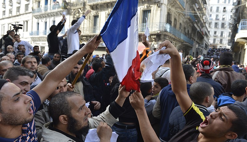 هولاند يطالب الجزائر بمعاقبة من أحرق علم فرنسا