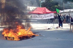مواطنون ينصبون الخيم ويضرمون النيران في محيط مقر ولاية تيزي وزو