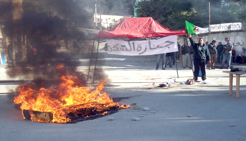 مواطنون ينصبون الخيم ويضرمون النيران في محيط مقر ولاية تيزي وزو
