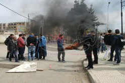 بطّالون يحاصرون مقر ولاية تيزي وزو بالنيران