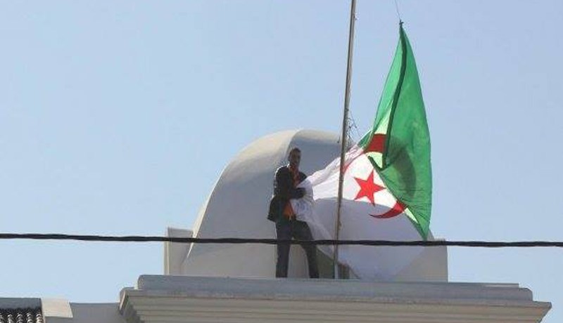 المراركة يدنسون علم الشهداء يوم الفاتح نوفمبر