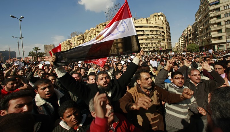 اشتباكات دمويّة بين مُؤيّدي الرّئيس المصري مرسي ومُعارضيه بالمُدن المصرية