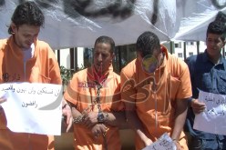 3  طلبة يرتدون بدلات رهائن داعش للاحتجاج أمام جامعة تبسة