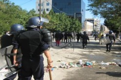 مواطنون يرشقون موكب الوالي بالحجارة ويخربون القاعة المتعددة الرياضات في البـويرة