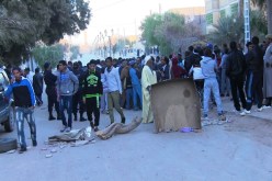 محتجون على هدم السكنات الفوضوية يغلقون نفقا بالمتاريس المشتعلة في تلمسان