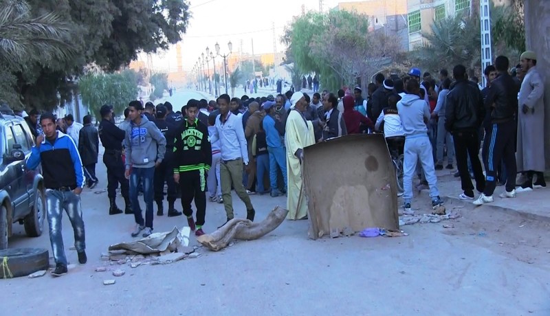 محتجون على هدم السكنات الفوضوية يغلقون نفقا بالمتاريس المشتعلة في تلمسان