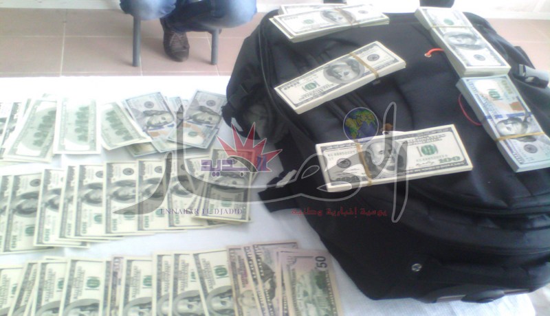 حجز حقيبة معبأة بأوراق الدولار بحوزة رعيتين سوريين في مطار هواري بومدين