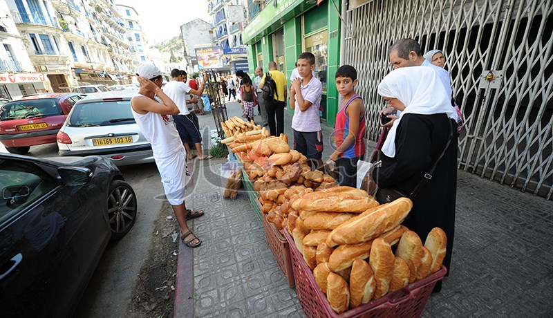 ندرة الخبز والحليب تستمر وتذكّر العاصميين بأزمة الزيت والسكر