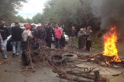 محتجون ينصبون الخيم ويضرمون النيران في محيط مقر ولاية تيزي وزو