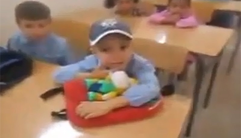 أستاذة تنتهك حرمة المدرسة.. تصوّر تلاميذها وتُحوّلهم إلى مسخرة