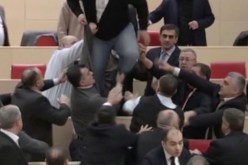 بالفيديو.. نقاش في البـــرلمان الجــورجي يتحول إلى معركة باللكمات