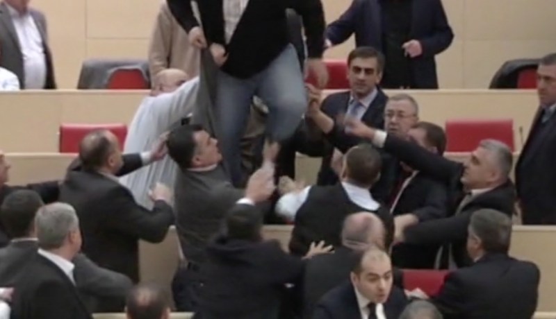 بالفيديو.. نقاش في البـــرلمان الجــورجي يتحول إلى معركة باللكمات