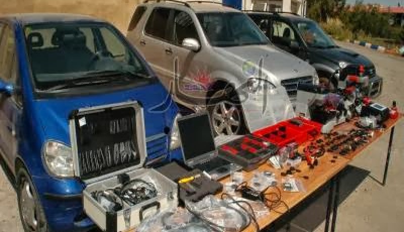 حجز مسدس رشاش و60 خرطوشة ذخيرة و3 سيارات مزورة الوثائق في غليزان