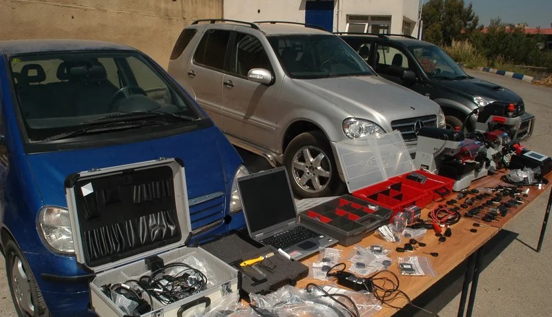 تفكيك شبكة لسرقة سيارات «بورش» و«أودي» غرب العاصمـة