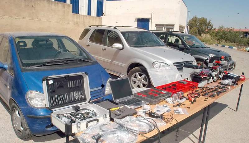 ضابطا شرطة وزوج قاضي يتورطون في سرقة 92 سيارة