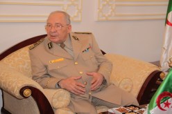 ڤايـد صالـح يعايــن جاهزيـة الجيـش لحماية الحـدود