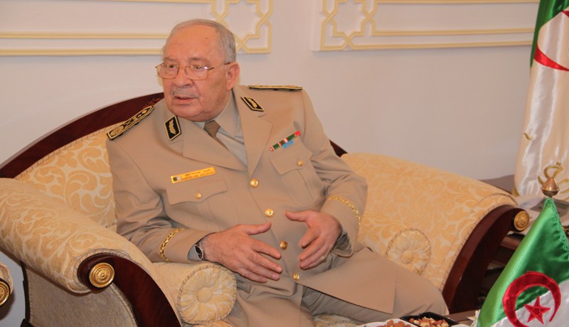 ڤايـد صالـح يعايــن جاهزيـة الجيـش لحماية الحـدود