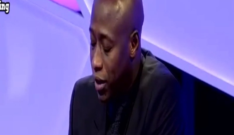 بالفيديو  مترجم يبكي بعد الفضيحة التحكيمية في مباراة تونس وغينيا الاستوائية