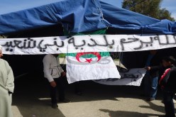 مواطنون يَنْصبون الخيم أمام مقر بلدية بني شعيب في تيسمسيلت