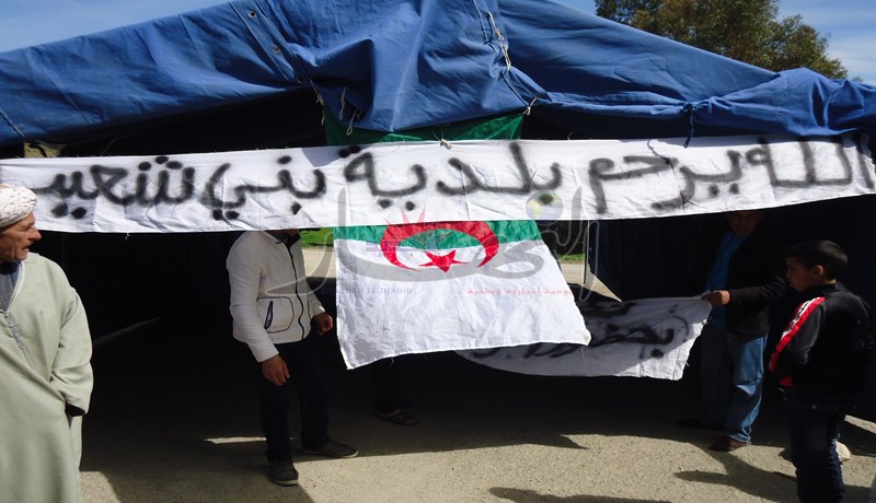 مواطنون يَنْصبون الخيم أمام مقر بلدية بني شعيب في تيسمسيلت