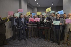 نوّاب المعارضة في وقفة احتجاجية ضد الغاز الصخري تحت قبة البرلمان