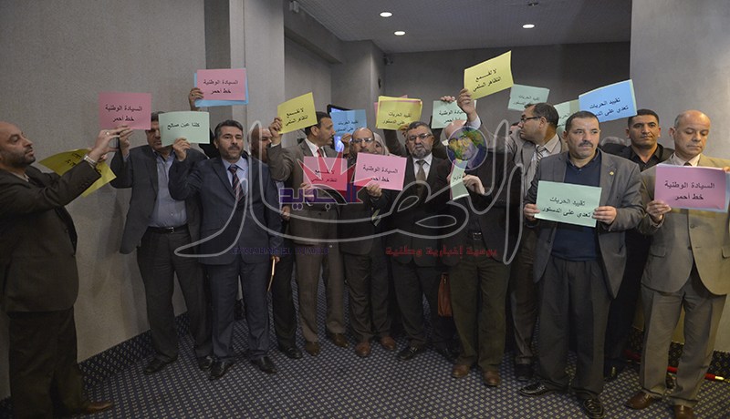 نوّاب المعارضة في وقفة احتجاجية ضد الغاز الصخري تحت قبة البرلمان