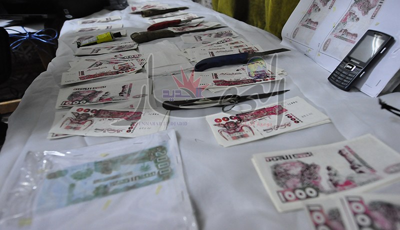 توقيف إفريقيان حاولا إغراق السوق بالعملة المزورة في دالي إبراهيم