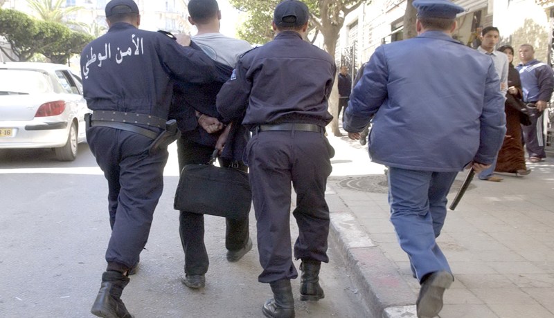 توقيف مروجي مخدرات بحوزتهم كوكايين في حي الشرطة بالعاشور في العاصمة