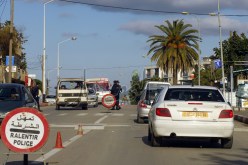 رجال الشرطة ينامون في الحواجز الأمنية.. يدخنون السجائر ويقرأون الجرائد أثناء الخدمة
