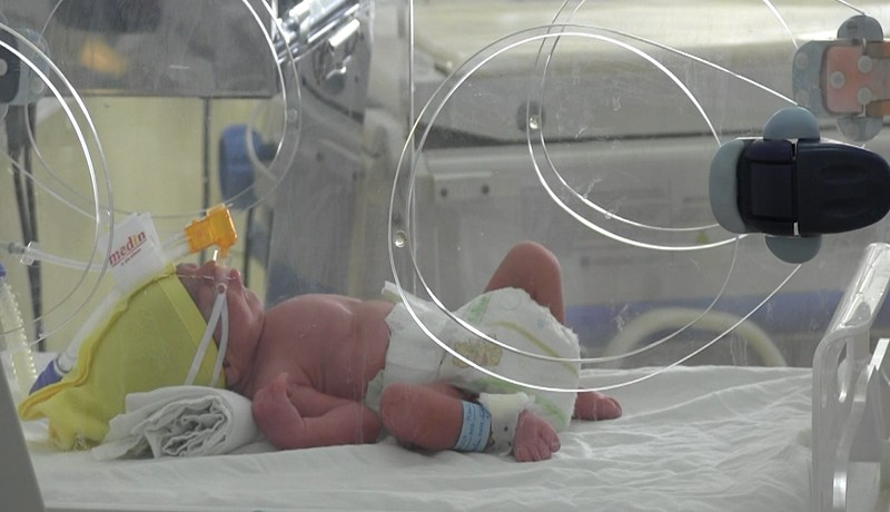 شيـوخ بقالهم الماء يحما يبحثون عن أطفال الأنابيب