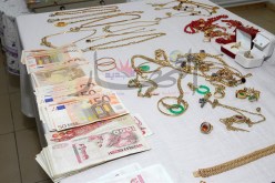 شابة تسرق مجوهرات بقيمة 170 مليون ودفترصكوك من خالتها التي آوتها بعد وفاة والديها
