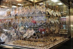 الحكومة تجمّّـد اسـتيراد الذهب