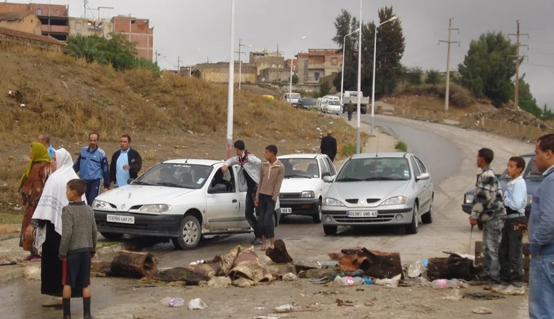 العشرات من سكان حي «الكونغو» يغلقون الطريق بسيڤ في معسكر