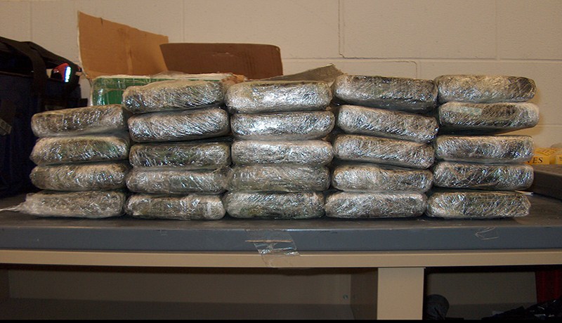 شرطي ضمن عصابة متخصصة في ترويج المخدرات داخل منزل مهجور بباب الزوار