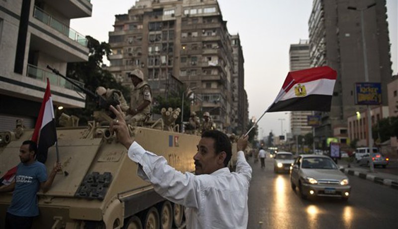 الجيش المصري يطلب تفويضا شعبيا للتصدي لإرهاب الإخوان