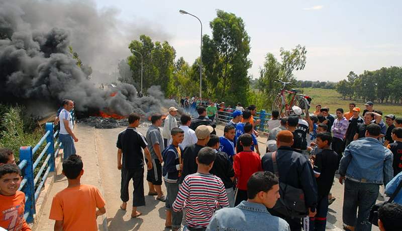 تجار فوضويون يغلقون الطريق الوطني رقم 24 في الكرمة ببومرداس