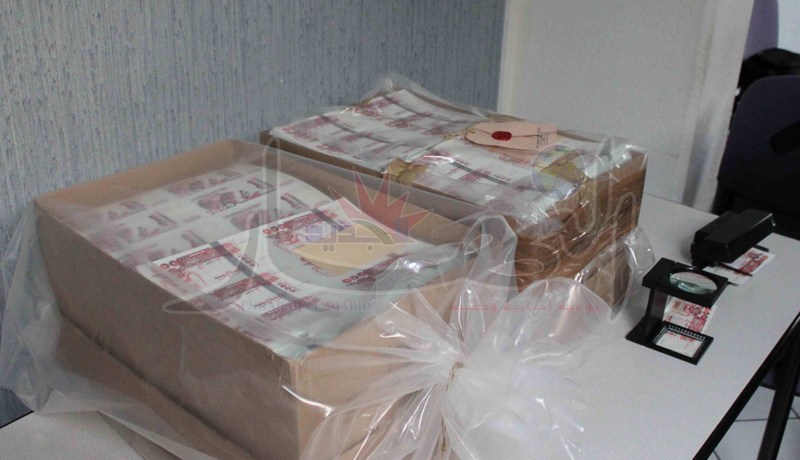جامعي وأصدقاؤه يزوّرون نقودا للتباهي بها عبر ''الفايسبوك''