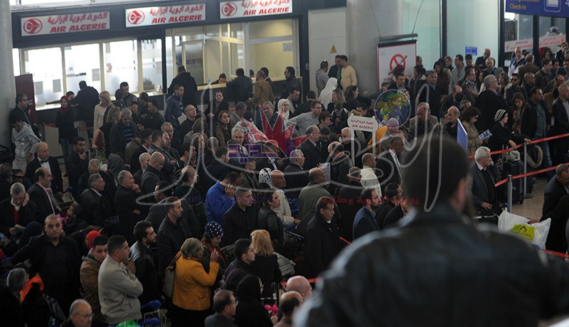 SMS  يشلّ مطار هواري بومدين