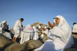 حجاج VIP يدافعون عن البعثة الجزائرية.. والزوالية ساخطون من سوء التكفل