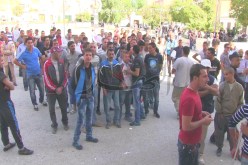 أزيد من 200 بطال يعتصمون أمام مقر الدائرة للمطالبة بالاستفادة من محلات بخنشلة