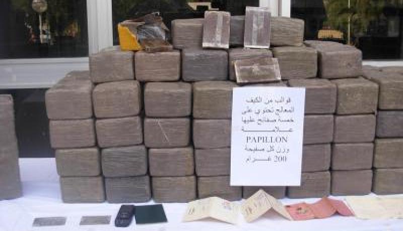 الإطاحة بعناصر شبكة دولية للمتاجرة بالكيف تضم موظفا بدائرة وهران