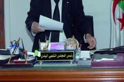 كهل يكسر رجلي المير بعد ضبطه رفقة زوجته في بكارية بتبسة