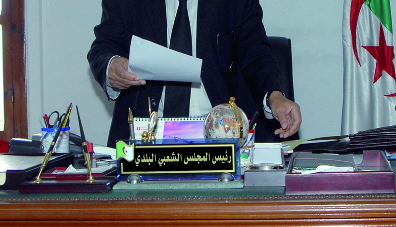 كهل يكسر رجلي المير بعد ضبطه رفقة زوجته في بكارية بتبسة