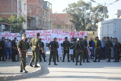 عـائلات «غـاضبــة» تحـاصــر مـــوكب الـوالي زوخ في الحمـيز بالعـاصــمـــة